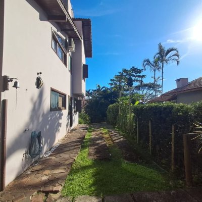 Casa em Condomínio com 297m², 5 quartos, 1 suíte, 4 garagens, no bairro Cachoeira Do Bom Jesus em Florianópolis