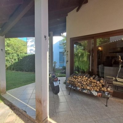 Casa em Condomínio com 297m², 5 quartos, 1 suíte, 4 garagens, no bairro Cachoeira Do Bom Jesus em Florianópolis