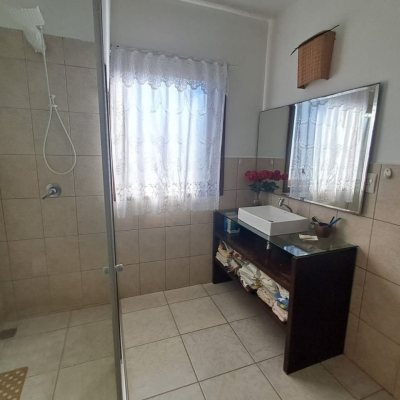 Casa em Condomínio com 297m², 5 quartos, 1 suíte, 4 garagens, no bairro Cachoeira Do Bom Jesus em Florianópolis