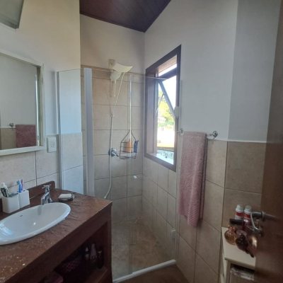 Casa em Condomínio com 297m², 5 quartos, 1 suíte, 4 garagens, no bairro Cachoeira Do Bom Jesus em Florianópolis