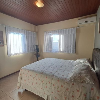 Casa em Condomínio com 297m², 5 quartos, 1 suíte, 4 garagens, no bairro Cachoeira Do Bom Jesus em Florianópolis