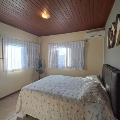 Casa em Condomínio com 297m², 5 quartos, 1 suíte, 4 garagens, no bairro Cachoeira Do Bom Jesus em Florianópolis