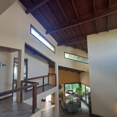 Casa em Condomínio com 297m², 5 quartos, 1 suíte, 4 garagens, no bairro Cachoeira Do Bom Jesus em Florianópolis