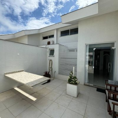 Cobertura com 200m², 3 quartos, 1 suíte, 2 garagens, no bairro Ingleses do Rio Vermelho em Florianópolis