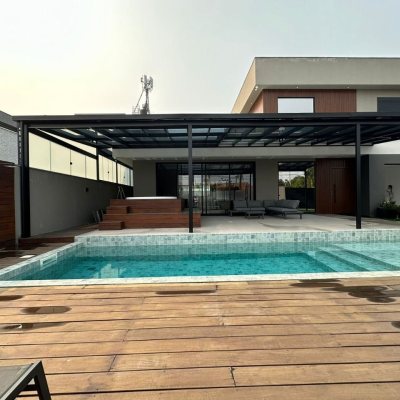 Casa Residencial com 323m², 4 quartos, 4 suítes, 4 garagens, no bairro Ingleses do Rio Vermelho em Florianópolis