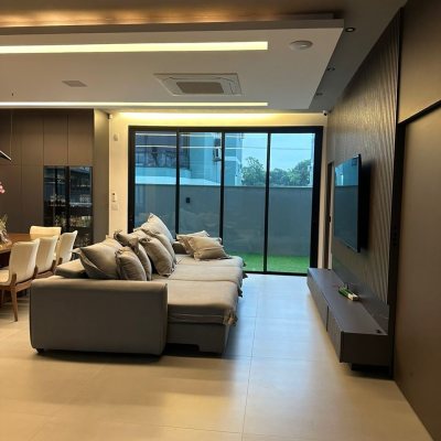 Casa Residencial com 323m², 4 quartos, 4 suítes, 4 garagens, no bairro Ingleses do Rio Vermelho em Florianópolis