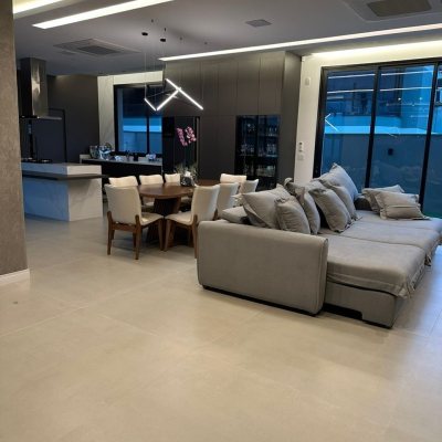 Casa Residencial com 323m², 4 quartos, 4 suítes, 4 garagens, no bairro Ingleses do Rio Vermelho em Florianópolis