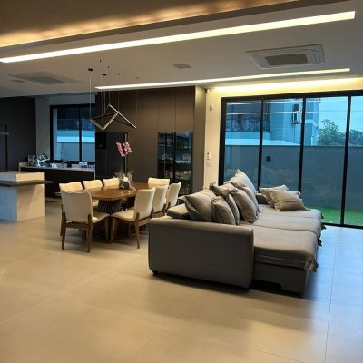 Casa Residencial com 323m², 4 quartos, 4 suítes, 4 garagens, no bairro Ingleses do Rio Vermelho em Florianópolis