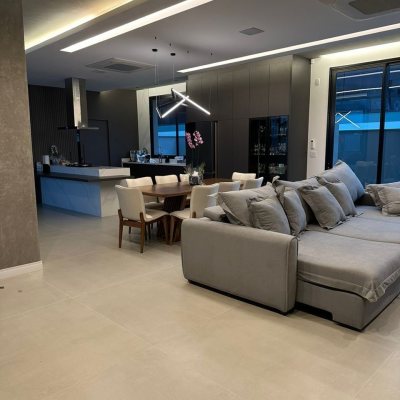 Casa Residencial com 323m², 4 quartos, 4 suítes, 4 garagens, no bairro Ingleses do Rio Vermelho em Florianópolis