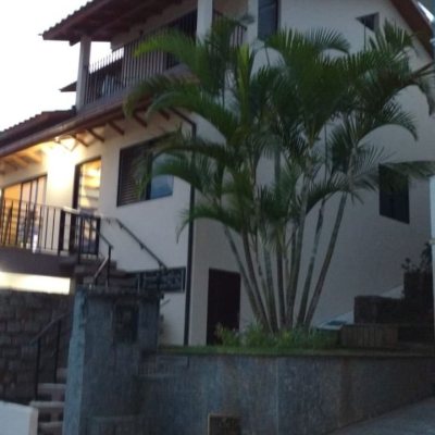Casa Residencial com 270m², 5 quartos, 1 suíte, 3 garagens, no bairro Itacorubi em Florianópolis