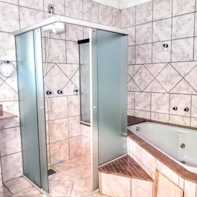 Casa Residencial com 270m², 5 quartos, 1 suíte, 3 garagens, no bairro Itacorubi em Florianópolis