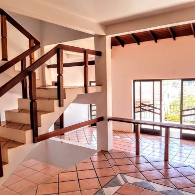 Casa Residencial com 270m², 5 quartos, 1 suíte, 3 garagens, no bairro Itacorubi em Florianópolis