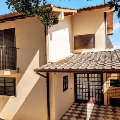 Casa Residencial com 270m², 5 quartos, 1 suíte, 3 garagens, no bairro Itacorubi em Florianópolis