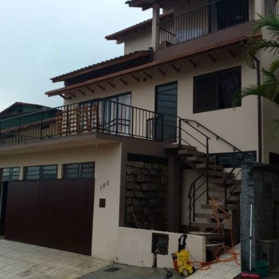 Casa Residencial com 270m², 5 quartos, 1 suíte, 3 garagens, no bairro Itacorubi em Florianópolis