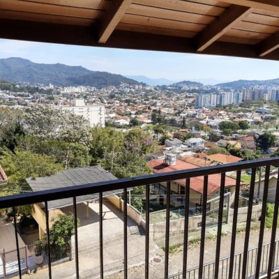 Casa Residencial com 270m², 5 quartos, 1 suíte, 3 garagens, no bairro Itacorubi em Florianópolis