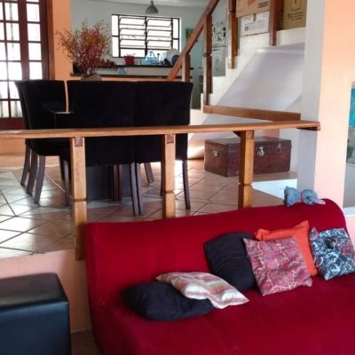 Casa Residencial com 270m², 5 quartos, 1 suíte, 3 garagens, no bairro Itacorubi em Florianópolis