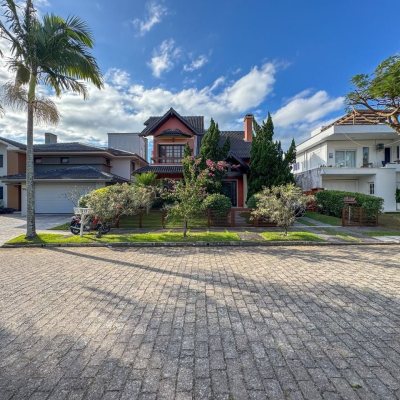 Casa Residencial com 230m², 3 quartos, 1 suíte, 4 garagens, no bairro Jurerê Internacional em Florianópolis