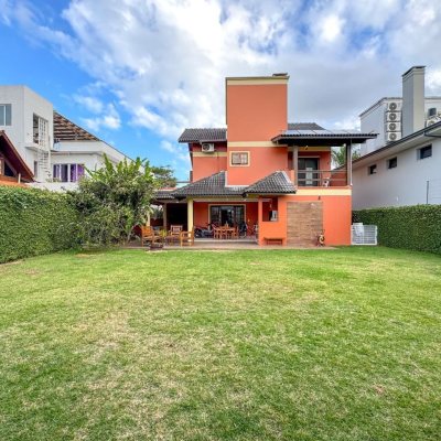 Casa Residencial com 230m², 3 quartos, 1 suíte, 4 garagens, no bairro Jurerê Internacional em Florianópolis