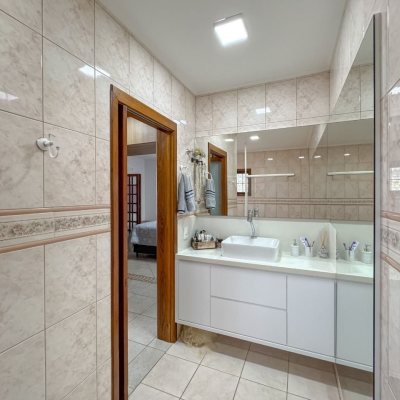 Casa Residencial com 230m², 3 quartos, 1 suíte, 4 garagens, no bairro Jurerê Internacional em Florianópolis