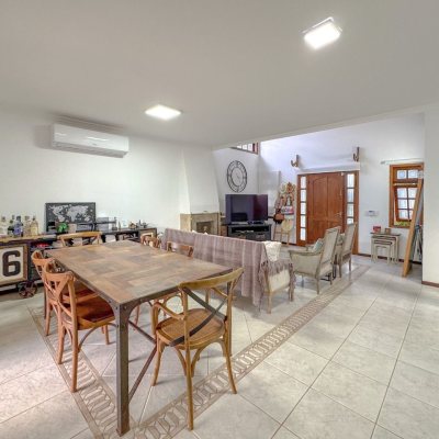 Casa Residencial com 230m², 3 quartos, 1 suíte, 4 garagens, no bairro Jurerê Internacional em Florianópolis