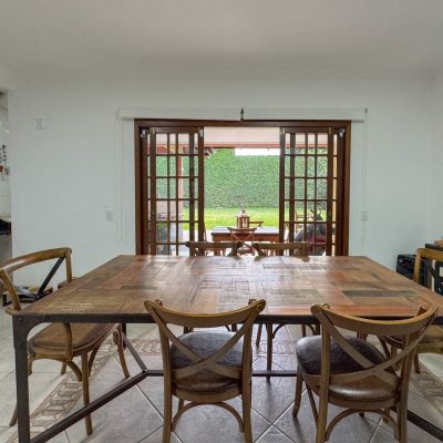 Casa Residencial com 230m², 3 quartos, 1 suíte, 4 garagens, no bairro Jurerê Internacional em Florianópolis