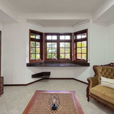 Casa Residencial com 230m², 3 quartos, 1 suíte, 4 garagens, no bairro Jurerê Internacional em Florianópolis