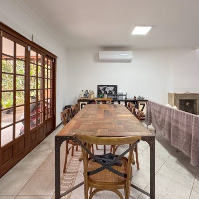 Casa Residencial com 230m², 3 quartos, 1 suíte, 4 garagens, no bairro Jurerê Internacional em Florianópolis