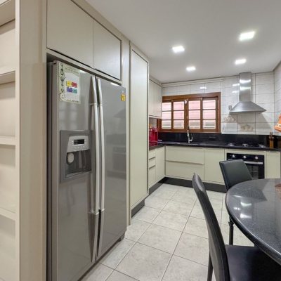 Casa Residencial com 230m², 3 quartos, 1 suíte, 4 garagens, no bairro Jurerê Internacional em Florianópolis