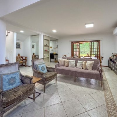 Casa Residencial com 230m², 3 quartos, 1 suíte, 4 garagens, no bairro Jurerê Internacional em Florianópolis