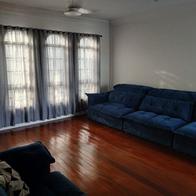 Casa Residencial com 191m², 4 quartos, 1 suíte, 2 garagens, no bairro Ipiranga em São José