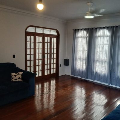 Casa Residencial com 191m², 4 quartos, 1 suíte, 2 garagens, no bairro Ipiranga em São José