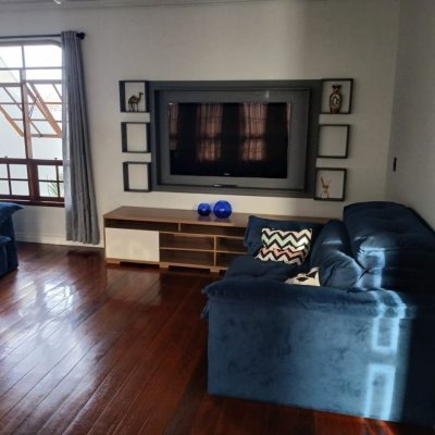 Casa Residencial com 191m², 4 quartos, 1 suíte, 2 garagens, no bairro Ipiranga em São José