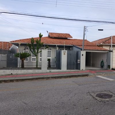 Casa Residencial com 191m², 4 quartos, 1 suíte, 2 garagens, no bairro Ipiranga em São José