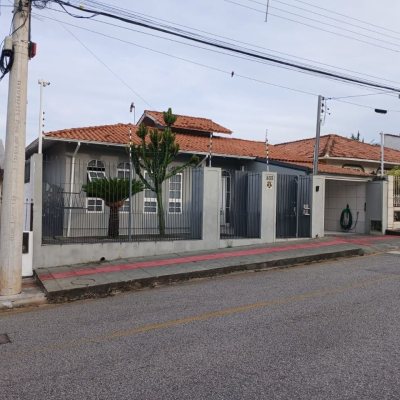 Casa Residencial com 191m², 4 quartos, 1 suíte, 2 garagens, no bairro Ipiranga em São José