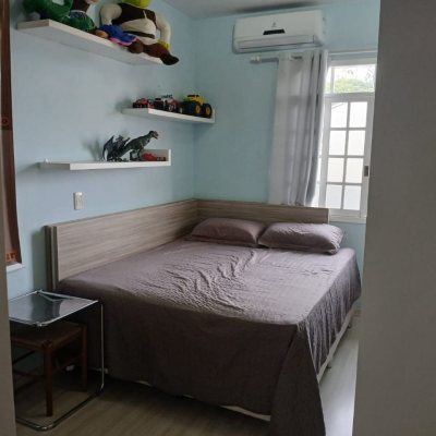 Casa Residencial com 191m², 4 quartos, 1 suíte, 2 garagens, no bairro Ipiranga em São José