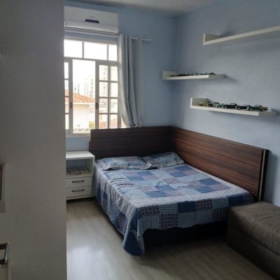 Casa Residencial com 191m², 4 quartos, 1 suíte, 2 garagens, no bairro Ipiranga em São José