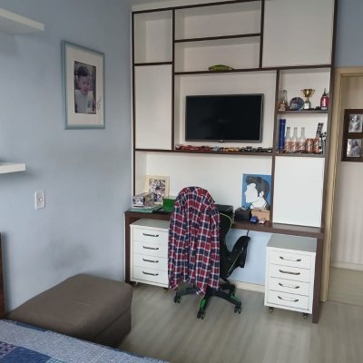 Casa Residencial com 191m², 4 quartos, 1 suíte, 2 garagens, no bairro Ipiranga em São José