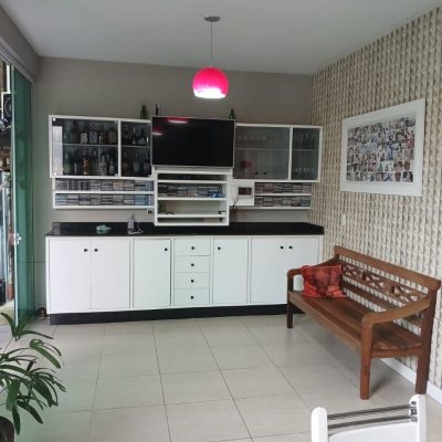 Casa Residencial com 191m², 4 quartos, 1 suíte, 2 garagens, no bairro Ipiranga em São José