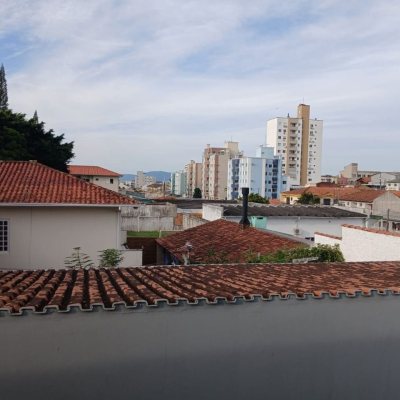 Casa Residencial com 191m², 4 quartos, 1 suíte, 2 garagens, no bairro Ipiranga em São José