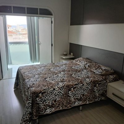 Casa Residencial com 191m², 4 quartos, 1 suíte, 2 garagens, no bairro Ipiranga em São José