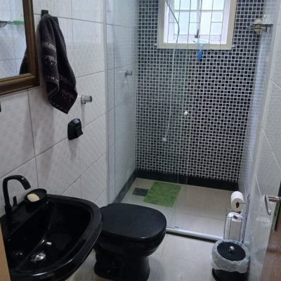 Casa Residencial com 191m², 4 quartos, 1 suíte, 2 garagens, no bairro Ipiranga em São José