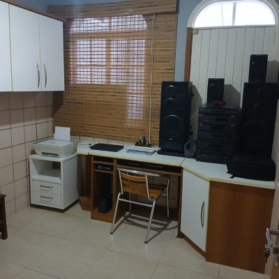 Casa Residencial com 191m², 4 quartos, 1 suíte, 2 garagens, no bairro Ipiranga em São José