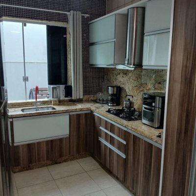 Casa Residencial com 191m², 4 quartos, 1 suíte, 2 garagens, no bairro Ipiranga em São José