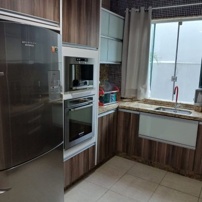 Casa Residencial com 191m², 4 quartos, 1 suíte, 2 garagens, no bairro Ipiranga em São José