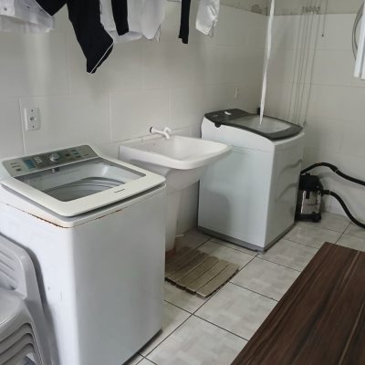 Casa Residencial com 191m², 4 quartos, 1 suíte, 2 garagens, no bairro Ipiranga em São José