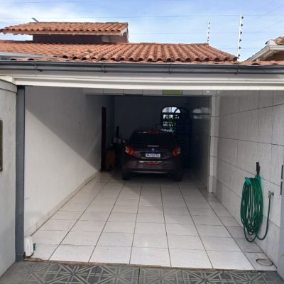 Casa Residencial com 191m², 4 quartos, 1 suíte, 2 garagens, no bairro Ipiranga em São José