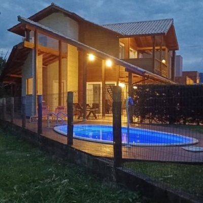 Casa em Condomínio com 240m², 3 quartos, 2 suítes, 2 garagens, no bairro Vargem Grande em Florianópolis