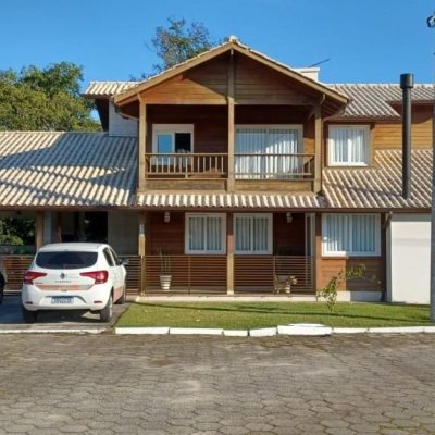 Casa em Condomínio com 240m², 3 quartos, 2 suítes, 2 garagens, no bairro Vargem Grande em Florianópolis