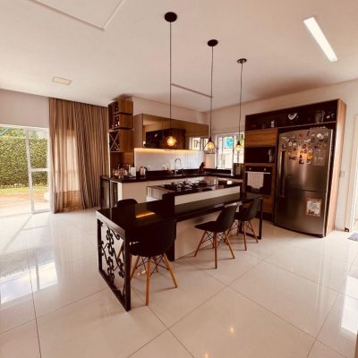 Casa em Condomínio com 270m², no bairro Barra em Balneario Camboriu