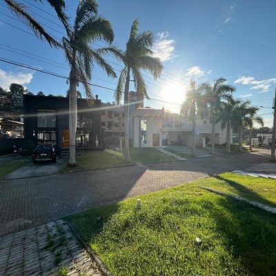 Casa em Condomínio com 192m², 3 quartos, 3 suítes, 2 garagens, no bairro Cachoeira Do Bom Jesus em Florianópolis